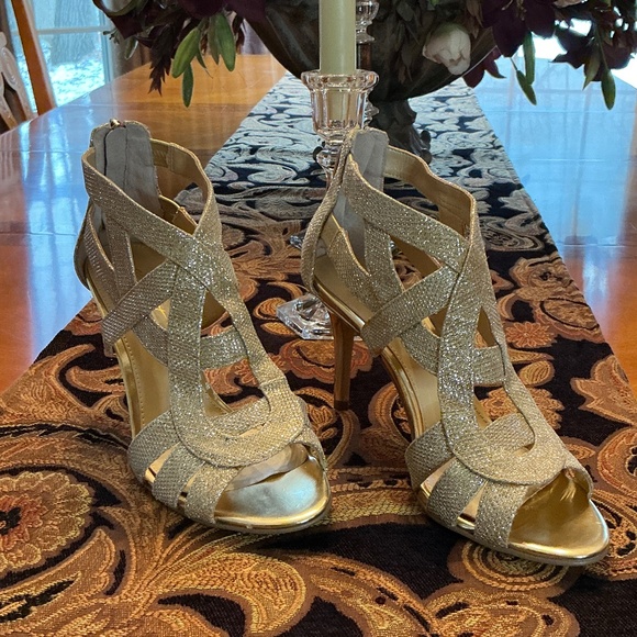 Marc Fisher Nala Mid Heel Gold Glitter Evening Sandals 3 1/4” Heel Size 7M - Picture 3 of 11